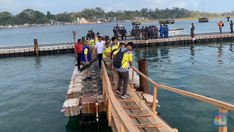 Rupiah Busuk di Pulau Terpencil RI: Lusuh, Sobek, Nyaris Hancur. (CNBC Indonesia/Maikel Jefriando)