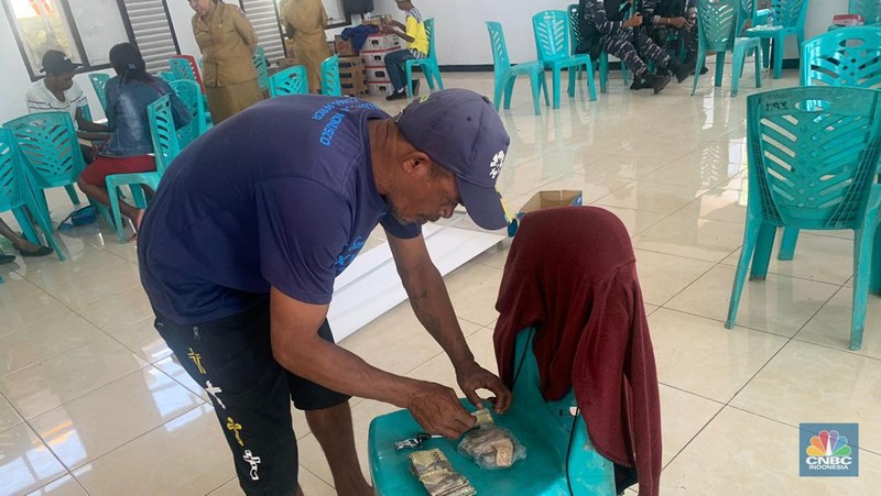 Proses penukaran uang di Pulau Larat, Tanimbar, Maluku. (CNBC Indonesia/Maikel Jefriando)