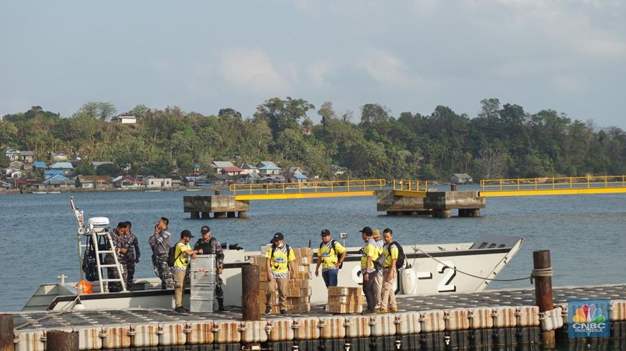 Rupiah Busuk di Pulau Terpencil RI: Lusuh, Sobek, Nyaris Hancur. (CNBC Indonesia/Maikel Jefriando)