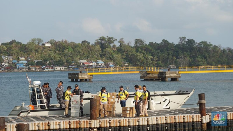 Rupiah Busuk di Pulau Terpencil RI: Lusuh, Sobek, Nyaris Hancur. (CNBC Indonesia/Maikel Jefriando)