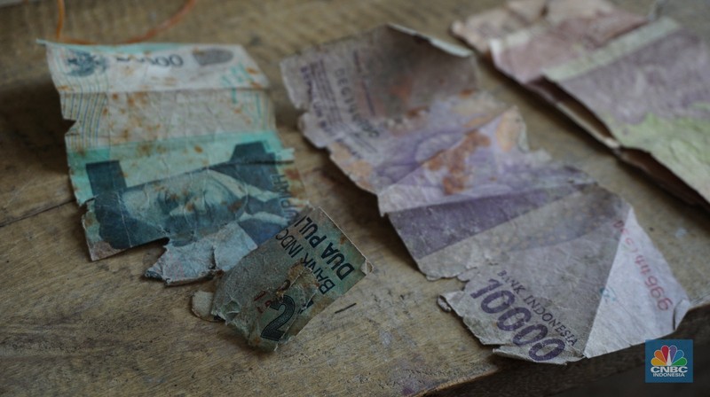 Rupiah Busuk di Pulau Terpencil RI: Lusuh, Sobek, Nyaris Hancur. Rupiah Busuk di Pulau Terpencil RI: Lusuh, Sobek, Nyaris Hancur. (CNBC Indonesia/Maikel Jefriando)