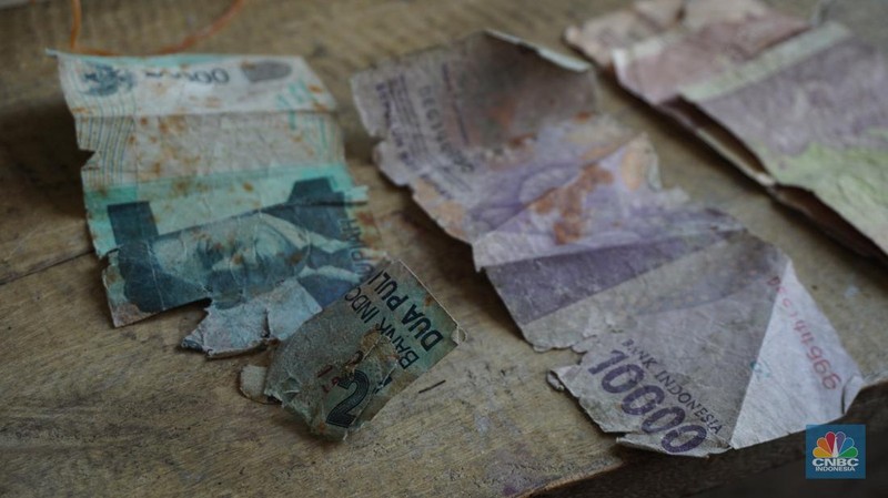 Rupiah Busuk di Pulau Terpencil RI: Lusuh, Sobek, Nyaris Hancur. (CNBC Indonesia/Maikel Jefriando)