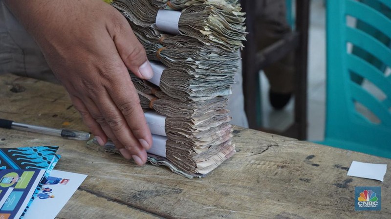 Rupiah Busuk di Pulau Terpencil RI: Lusuh, Sobek, Nyaris Hancur. (CNBC Indonesia/Maikel Jefriando)