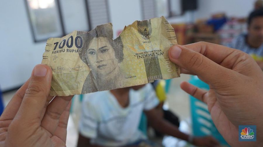 Rupiah Busuk di Pulau Terpencil RI: Lusuh, Sobek, Nyaris Hancur. (CNBC Indonesia/Maikel Jefriando)