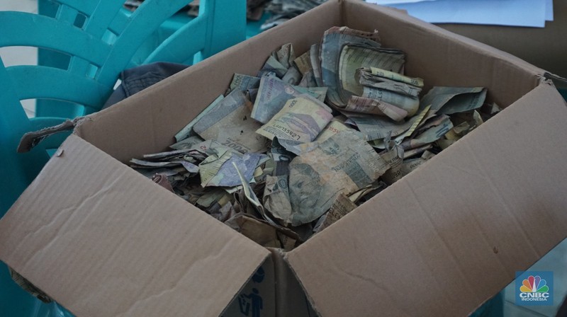 Rupiah Busuk di Pulau Terpencil RI: Lusuh, Sobek, Nyaris Hancur. Rupiah Busuk di Pulau Terpencil RI: Lusuh, Sobek, Nyaris Hancur. (CNBC Indonesia/Maikel Jefriando)