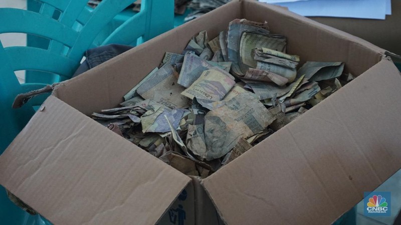 Rupiah Busuk di Pulau Terpencil RI: Lusuh, Sobek, Nyaris Hancur. (CNBC Indonesia/Maikel Jefriando)