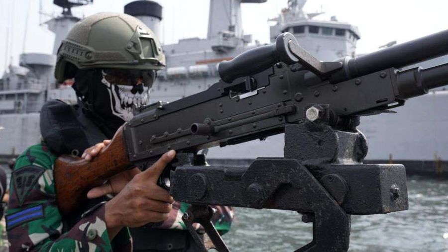 TNI mengerahkan kapal perang, helikopter dan Sea Rider untuk mengamankan KTT ASEAN 2023. Mereka ditempatkan di sektor teluk Jakarta-Banten.