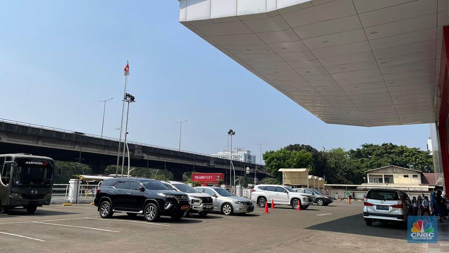 Sejumlah pengunjung melihat produk di Transmart Cempaka Putih, saat diskon Transmart Full Day Sale, Jakarta, Selasa (5/9/2023). (CNBC Indonesia/Teti Purwanti)