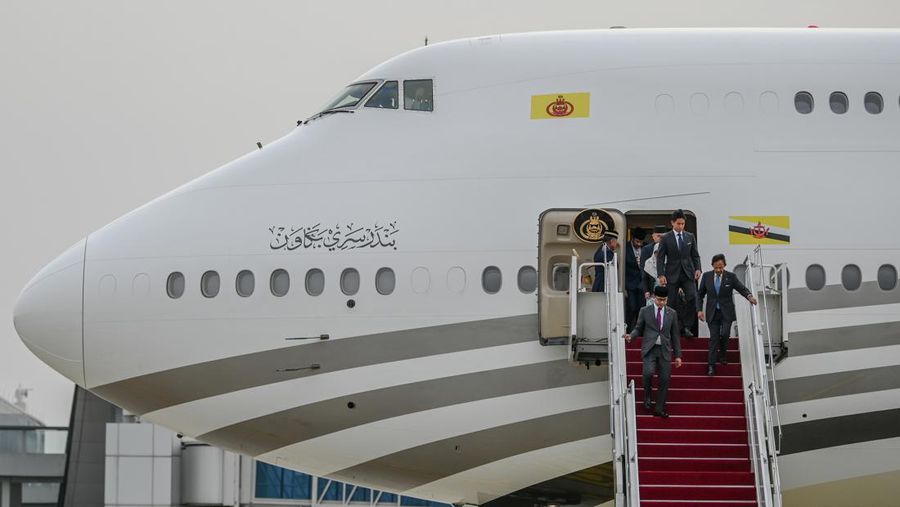 Pesawat yang membawa Sultan Brunei Darussalam Hassanal Bolkiah tiba di Terminal VVIP Bandara Soekarno Hatta, Banten, Senin (4/9/2023). Media Center KTT ASEAN 2023/Raisan Al Farisi/aww.
