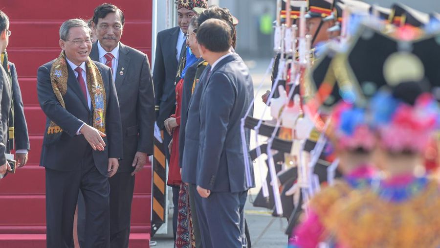 Perdana Menteri China Li Qiang (kiri) didampingi Menko Marves Luhut Binsar Pandjaitan (kedua kiri) berjalan menuju kendaraan saat tiba di Terminal VVIP Bandara Soekarno Hatta, Banten, Selasa (5/9/2023). Media Center KTT ASEAN 2023/Raisan Al Farisi/aww.