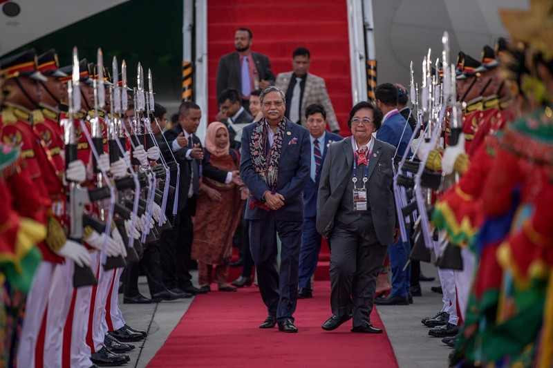 The Arrival of The Prime Minister of Cook Islands The Prime Minister of Cook Island Mark Brown (center) accompanied by Acting Governor of Banten Al Muktabar (right) and Secretary-General of the Ministry of Transportation Novie Riyanto (left) walk together to the VVIP Gate Terminal 3 Soekarno Hatta Airport, Banten, Sunday (3/9/2023). Media Center of The ASEAN Summit 2023/Raisan Al Farisi/aww.
*** Local Caption *** Perdana Menteri Cook Island Mark Brown (tengah) didampingi Pj Gubernur Banten Al Muktabar (kanan) dan Sekjen Kementerian Perhubungan Novie Riyanto (kiri) berjalan menuju Gedung VIP Terminal 3 Bandara Soekarno Hatta, Banten, Minggu (3/9/2023). Media Center KTT ASEAN 2023/Raisan Al Farisi/aww.