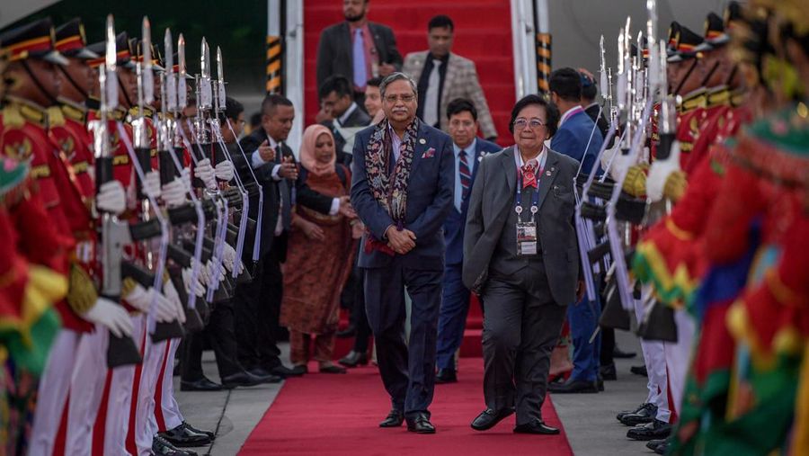 The Prime Minister of Cook Island Mark Brown (center) accompanied by Acting Governor of Banten Al Muktabar (right) and Secretary-General of the Ministry of Transportation Novie Riyanto (left) walk together to the VVIP Gate Terminal 3 Soekarno Hatta Airport, Banten, Sunday (3/9/2023). Media Center of The ASEAN Summit 2023/Raisan Al Farisi/aww.
 *** Local Caption *** Perdana Menteri Cook Island Mark Brown (tengah) didampingi Pj Gubernur Banten Al Muktabar (kanan) dan Sekjen Kementerian Perhubungan Novie Riyanto (kiri) berjalan menuju Gedung VIP Terminal 3 Bandara Soekarno Hatta, Banten, Minggu (3/9/2023). Media Center KTT ASEAN 2023/Raisan Al Farisi/aww.
