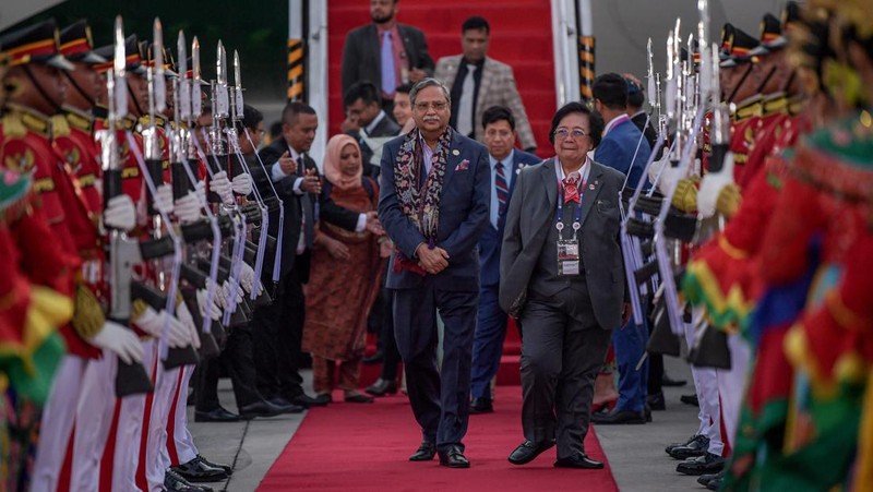 The Prime Minister of Cook Island Mark Brown (center) accompanied by Acting Governor of Banten Al Muktabar (right) and Secretary-General of the Ministry of Transportation Novie Riyanto (left) walk together to the VVIP Gate Terminal 3 Soekarno Hatta Airport, Banten, Sunday (3/9/2023). Media Center of The ASEAN Summit 2023/Raisan Al Farisi/aww.
 *** Local Caption *** Perdana Menteri Cook Island Mark Brown (tengah) didampingi Pj Gubernur Banten Al Muktabar (kanan) dan Sekjen Kementerian Perhubungan Novie Riyanto (kiri) berjalan menuju Gedung VIP Terminal 3 Bandara Soekarno Hatta, Banten, Minggu (3/9/2023). Media Center KTT ASEAN 2023/Raisan Al Farisi/aww.