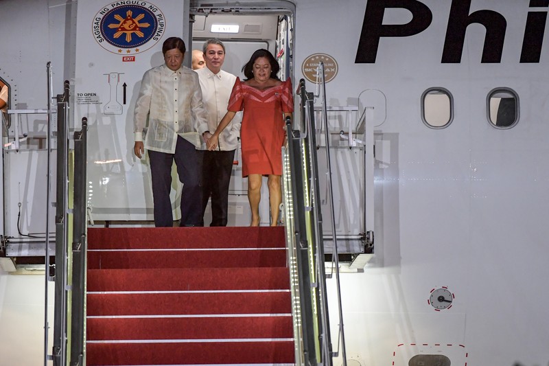 The Arrival of The Prime Minister of Cook Islands The Prime Minister of Cook Island Mark Brown (center) accompanied by Acting Governor of Banten Al Muktabar (right) and Secretary-General of the Ministry of Transportation Novie Riyanto (left) walk together to the VVIP Gate Terminal 3 Soekarno Hatta Airport, Banten, Sunday (3/9/2023). Media Center of The ASEAN Summit 2023/Raisan Al Farisi/aww.
*** Local Caption *** Perdana Menteri Cook Island Mark Brown (tengah) didampingi Pj Gubernur Banten Al Muktabar (kanan) dan Sekjen Kementerian Perhubungan Novie Riyanto (kiri) berjalan menuju Gedung VIP Terminal 3 Bandara Soekarno Hatta, Banten, Minggu (3/9/2023). Media Center KTT ASEAN 2023/Raisan Al Farisi/aww.