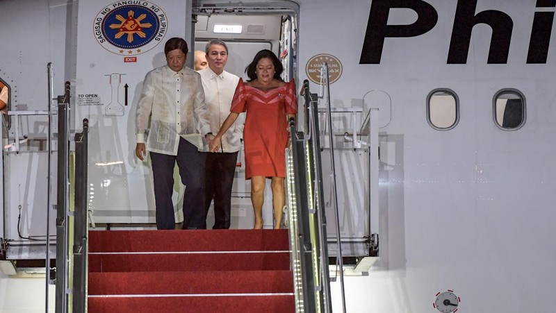 The Prime Minister of Cook Island Mark Brown (center) accompanied by Acting Governor of Banten Al Muktabar (right) and Secretary-General of the Ministry of Transportation Novie Riyanto (left) walk together to the VVIP Gate Terminal 3 Soekarno Hatta Airport, Banten, Sunday (3/9/2023). Media Center of The ASEAN Summit 2023/Raisan Al Farisi/aww.
 *** Local Caption *** Perdana Menteri Cook Island Mark Brown (tengah) didampingi Pj Gubernur Banten Al Muktabar (kanan) dan Sekjen Kementerian Perhubungan Novie Riyanto (kiri) berjalan menuju Gedung VIP Terminal 3 Bandara Soekarno Hatta, Banten, Minggu (3/9/2023). Media Center KTT ASEAN 2023/Raisan Al Farisi/aww.