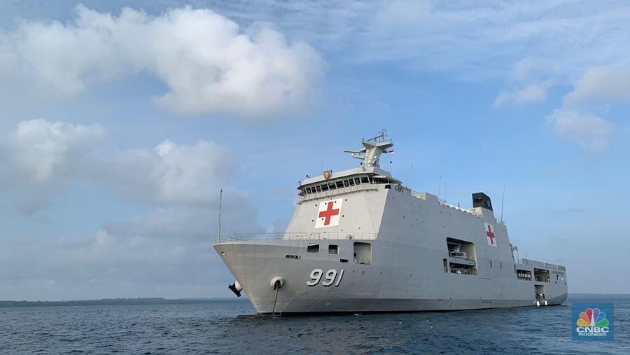 Tim ekspedisi rupiah berdaulat BI tiba di pulau Larat, Kabupaten Kepulauan Tanimbar, Maluku. Pulau terluar berbatasan dengan Australia. (CNBC Indonesia/Makel Jefriando)
