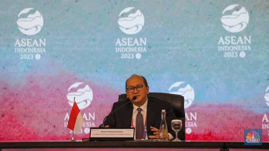 Wakil Menteri BUMN, Rosan Roeslani dalam konferensi pers terkait ASEAN Indo Pasific Forum yang diselenggarakan saat KTT ke-43 ASEAN di Jakarta pada Selasa (5/9/2023). (CNBC Indonesia/Faisal Rahman)