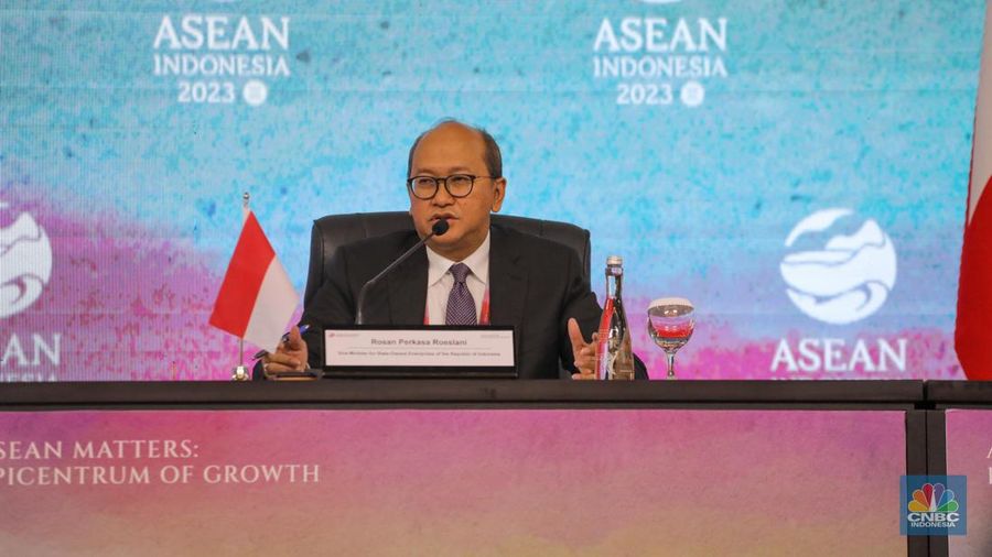 Wakil Menteri BUMN, Rosan Roeslani dalam konferensi pers terkait ASEAN Indo Pasific Forum yang diselenggarakan saat KTT ke-43 ASEAN di Jakarta pada Selasa (5/9/2023). (CNBC Indonesia/Faisal Rahman)
