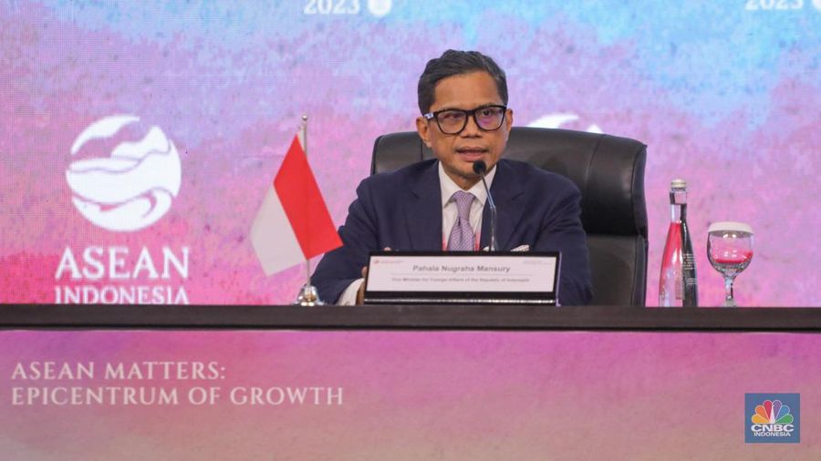 Wakil Menteri Luar Negeri Pahala Mansury saat menggelar konferensi pers terkait ASEAN Indo Pasific Forum yang diselenggarakan saat KTT ke-43 ASEAN di Jakarta pada Selasa (5/9/2023). (CNBC Indonesia/Faisal Rahman)