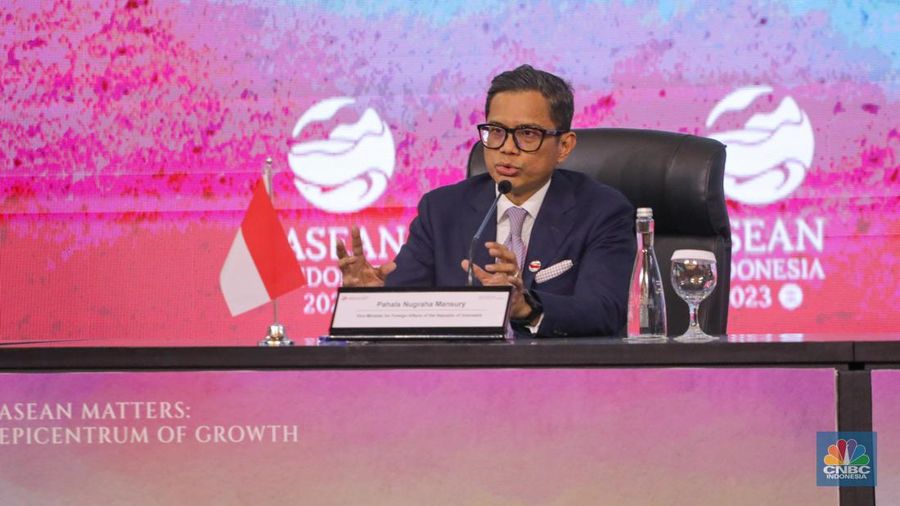 Wakil Menteri Luar Negeri Pahala Mansury saat menggelar konferensi pers terkait ASEAN Indo Pasific Forum yang diselenggarakan saat KTT ke-43 ASEAN di Jakarta pada Selasa (5/9/2023). (CNBC Indonesia/Faisal Rahman)