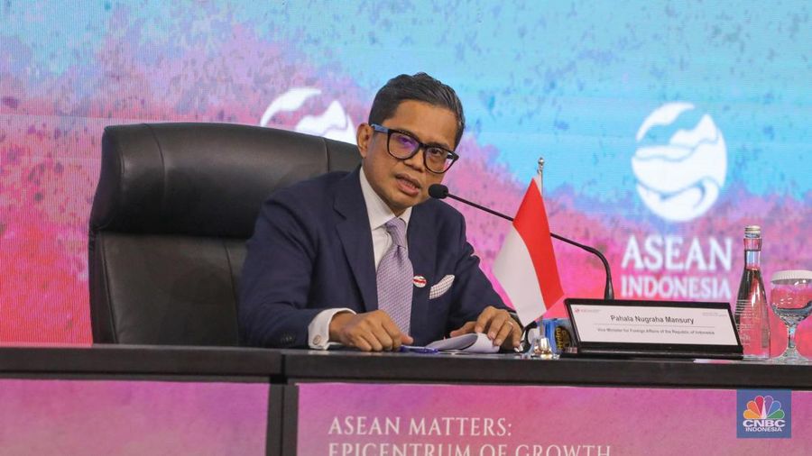 Wakil Menteri Luar Negeri Pahala Mansury saat menggelar konferensi pers terkait ASEAN Indo Pasific Forum yang diselenggarakan saat KTT ke-43 ASEAN di Jakarta pada Selasa (5/9/2023). (CNBC Indonesia/Faisal Rahman)