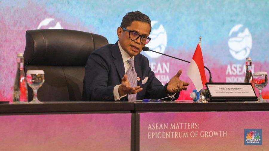 Wakil Menteri Luar Negeri Pahala Mansury saat menggelar konferensi pers terkait ASEAN Indo Pasific Forum yang diselenggarakan saat KTT ke-43 ASEAN di Jakarta pada Selasa (5/9/2023). (CNBC Indonesia/Faisal Rahman)