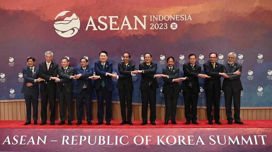 The President of Indonesia (sixth left) takes group photo with (from left) the President of the Philippines Ferdinand Romualdez Marcos Jr., the Prime Minister of Singapore Lee Hsien Loong, the Head of Delegation of the Kingdom of Thailand Sarun Charoensuwan, the Prime Minister of Viet Nam Pham Minh Chinh, The President of the Republic of South Korea Yoon Suk Yeol, the Prime Minister of Lao PDR Sonexay Siphandone, the Sultan of Brunei Darussalam Hassanal Bolkiah, the Prime Minister of Cambodia Hun Manet, the Prime Minister of Malaysia Dato Seri Anwar Ibrahim, and the Prime Minister of Timor Leste Xanana Gusmao before the 24th ASEAN-Republic of Korea (ROK) Summit in Jakarta, Wednesday (6/9/2023). Media Center of ASEAN Summit 2023/Zabur Karuru/foc/ratih. *** Local Caption *** Presiden Joko Widodo (keenam kiri) berfoto bersama (dari kiri) Presiden Filipina Ferdinand Romualdez Marcos Jr, Perdana Menteri Singapura Lee Hsien Loong, Head of Delegation of The Kingdom of Thailand Sarun Charoensuwan, Perdana Menteri Vietnam Pham Minh Chinh, Presiden Korea Yoon Suk Yeol, Perdana Menteri Laos Sonexay Siphandone, Sultan Brunei Darussalam Hassanal Bolkiah, Perdana Menteri Kamboja Hun Manet, Perdana Menteri Malaysia Dato Seri Anwar Ibrahim, dan Perdana Menteri Timor Leste Xanana Gusmao sebelum KTT ke-24 ASEAN-Korea di Jakarta, Rabu (6/9/2023). Media Center KTT ASEAN 2023/Zabur Karuru/foc.