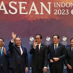 Saat Jokowi dan Petinggi ASEAN Kelilingi 