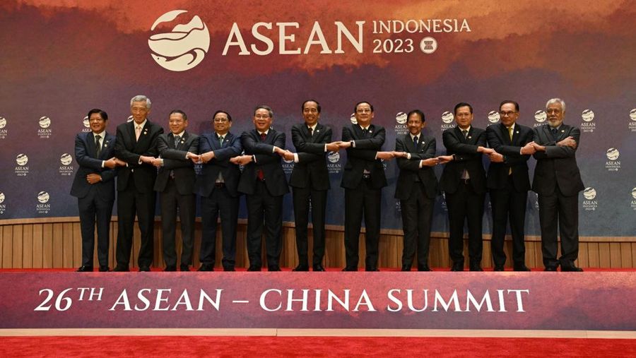 Presiden Joko Widodo (keenam kiri) berfoto bersama sejumlah kepala negara (dari kiri), Presiden Filipina Ferdinand Marcos Jr., Perdana Menteri Singapura Lee Hsien Loong, Head of Delegation of The Kingdom of Thailand Sarun Charoensuwan, Perdana Menteri Vietnam Pham Minh Chinh, Premier of the People's Republic of China Li Qiang, Perdana Menteri Laos Sonexay Siphandone, Sultan Brunei Darussalam Hassanal Bolkiah, Perdana Menteri Kamboja Hun Manet, Perdana Menteri Malaysia Dato Seri Anwar Ibrahim, dan Perdana Menteri Timor Leste Xanana Gusmao, sebelum ASEAN-China Summit ke-26 di Jakarta, Rabu (6/9/2023).