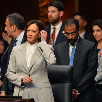 Potret Saat Kamala Harris Mainin Rambut di Depan Jokowi