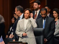 Potret Saat Kamala Harris Mainin Rambut di Depan Jokowi