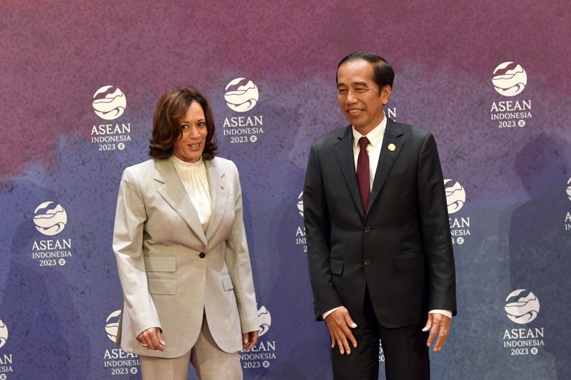 The President of Indonesia Joko Widodo (right) and the Vice President of the United States of America Kamala Harris (left) converse during taking group photo before the 11th ASEAN-U.S. Summit in Jakarta, Wednesday (6/9/2023). Media Center of The ASEAN Summit 2023/Zabur Karuru/foc/mifta. *** Local Caption *** Presiden Joko Widodo (kanan) bersama Wakil Presiden Amerika Serikat Kamala Harris (kiri) berbincang di sela-sela foto bersama sebelum ASEAN-U.S. Summit ke-11 di Jakarta, Rabu (6/9/2023). Media Center KTT ASEAN 2023/Zabur Karuru/foc.