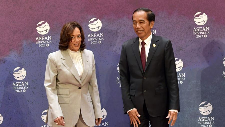 The President of Indonesia Joko Widodo (right) and the Vice President of the United States of America Kamala Harris (left) converse during taking group photo before the 11th ASEAN-U.S. Summit in Jakarta, Wednesday (6/9/2023). Media Center of The ASEAN Summit 2023/Zabur Karuru/foc/mifta. *** Local Caption *** Presiden Joko Widodo (kanan) bersama Wakil Presiden Amerika Serikat Kamala Harris (kiri) berbincang di sela-sela foto bersama sebelum ASEAN-U.S. Summit ke-11 di Jakarta, Rabu (6/9/2023). Media Center KTT ASEAN 2023/Zabur Karuru/foc.