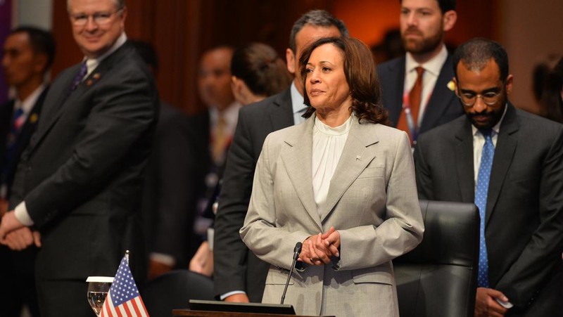 The President of Indonesia Joko Widodo (right) and the Vice President of the United States of America Kamala Harris (left) converse during taking group photo before the 11th ASEAN-U.S. Summit in Jakarta, Wednesday (6/9/2023). Media Center of The ASEAN Summit 2023/Zabur Karuru/foc/mifta. *** Local Caption *** Presiden Joko Widodo (kanan) bersama Wakil Presiden Amerika Serikat Kamala Harris (kiri) berbincang di sela-sela foto bersama sebelum ASEAN-U.S. Summit ke-11 di Jakarta, Rabu (6/9/2023). Media Center KTT ASEAN 2023/Zabur Karuru/foc.