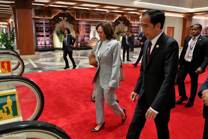 ASEAN-U.S. Summit The President of Indonesia Joko Widodo (right) and the Vice President of the United States of America Kamala Harris (left) converse during taking group photo before the 11th ASEAN-U.S. Summit in Jakarta, Wednesday (6/9/2023). Media Center of The ASEAN Summit 2023/Zabur Karuru/foc/mifta. *** Local Caption *** Presiden Joko Widodo (kanan) bersama Wakil Presiden Amerika Serikat Kamala Harris (kiri) berbincang di sela-sela foto bersama sebelum ASEAN-U.S. Summit ke-11 di Jakarta, Rabu (6/9/2023). Media Center KTT ASEAN 2023/Zabur Karuru/foc.
