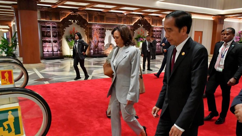 The President of Indonesia Joko Widodo (right) and the Vice President of the United States of America Kamala Harris (left) converse during taking group photo before the 11th ASEAN-U.S. Summit in Jakarta, Wednesday (6/9/2023). Media Center of The ASEAN Summit 2023/Zabur Karuru/foc/mifta. *** Local Caption *** Presiden Joko Widodo (kanan) bersama Wakil Presiden Amerika Serikat Kamala Harris (kiri) berbincang di sela-sela foto bersama sebelum ASEAN-U.S. Summit ke-11 di Jakarta, Rabu (6/9/2023). Media Center KTT ASEAN 2023/Zabur Karuru/foc.