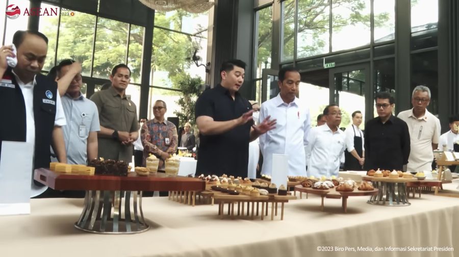Chef Arnold, sebagai salah satu chef yang dipercaya untuk menangani hidangan para tamu delegasi untuk Gala Dinner KTT ke-43 ASEAN. (Tangkapan Layar Youtube Sekretariat Presiden)