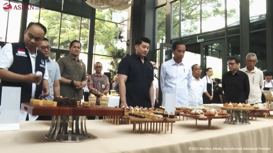 Chef Arnold, sebagai salah satu chef yang dipercaya untuk menangani hidangan para tamu delegasi untuk Gala Dinner KTT ke-43 ASEAN. (Tangkapan Layar Youtube Sekretariat Presiden)