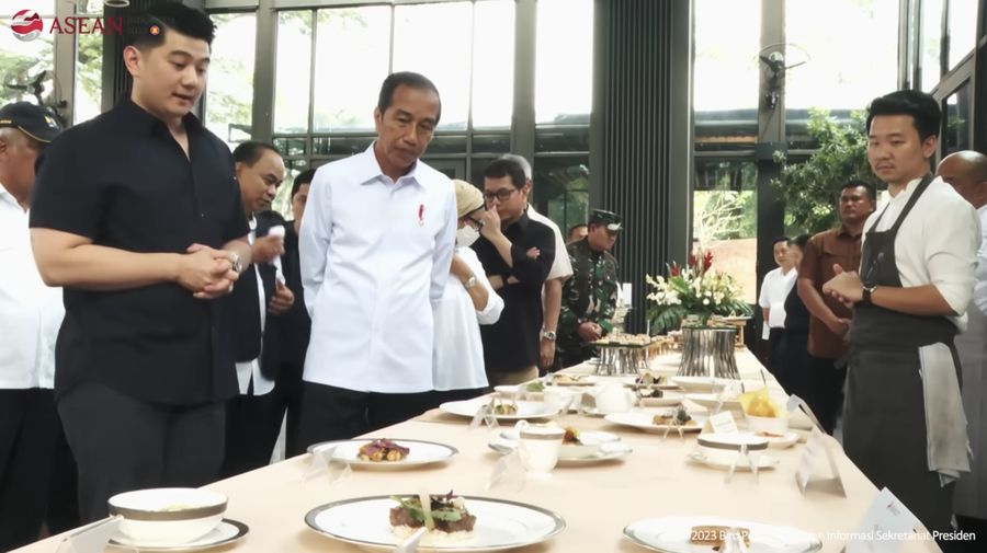 Chef Arnold, sebagai salah satu chef yang dipercaya untuk menangani hidangan para tamu delegasi untuk Gala Dinner KTT ke-43 ASEAN. (Tangkapan Layar Youtube Sekretariat Presiden)