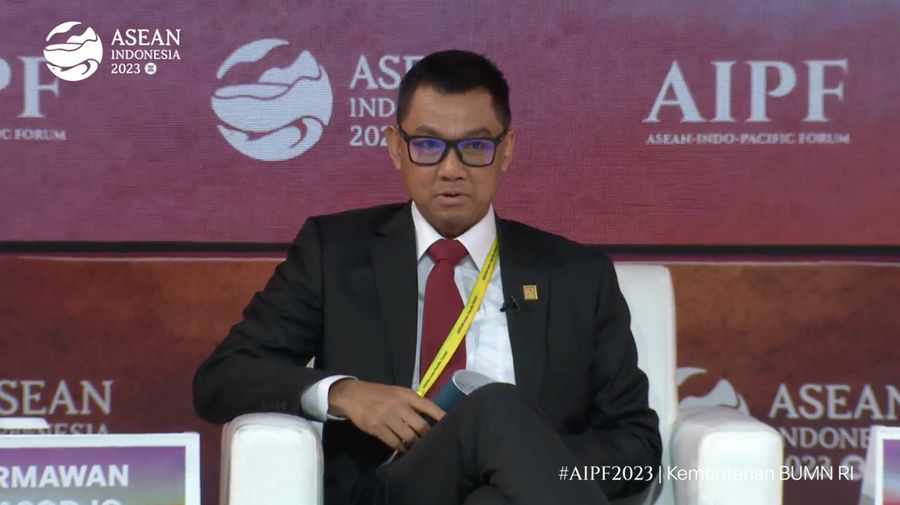 Dirut PLN Darmawan Prasodjo dalam Sesi Pleno AIPF subtema I: Infrastruktur Ramah Lingkungan dan Rantai Pasokan yang Tangguh. (Tangkapan Layar Youtube KEMENTERIAN BUMN RI)