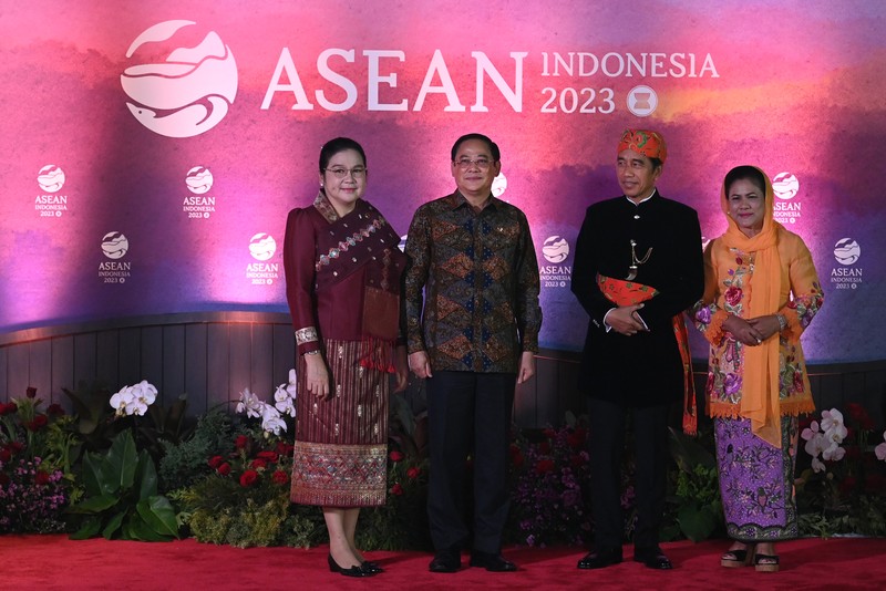 Presiden RI Joko Widodo dan Ibu Negara Iriana Joko Widodo disambut Menhub Budi Karya Sumadi dan Menkes Budi Gunadi Sadikin saat tiba di lokasi Gala Dinner KTT ke-43 ASEAN di Hutan Kota Plataran, Kompleks GBK Jakarta, Rabu (6/9/2023). (Dok: Media Center KTT Asean) Presiden RI Joko Widodo dan Ibu Negara Iriana Joko Widodo disambut Menhub Budi Karya Sumadi dan Menkes Budi Gunadi Sadikin saat tiba di lokasi Gala Dinner KTT ke-43 ASEAN di Hutan Kota Plataran, Kompleks GBK Jakarta, Rabu (6/9/2023). (Dok: Media Center KTT Asean)