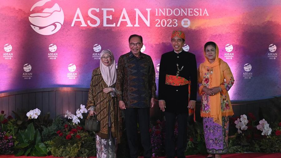 The President Joko Widodo and First Lady Iriana Joko Widodo pose for a group photo with the Prime Minister of Malaysia Dato Seri Anwar Ibrahim and Madam Dr. Wan Azizah Dr. Wan Ismail before the Gala Dinner of the 43rd ASEAN Summit at Hutan Kota Plataran, GBK Complex Jakarta, Wednesday (6/9/2023). Media Center of ASEAN Summit 2023/Aditya Pradana Putra/pras/ratih.
 *** Local Caption *** Presiden RI Joko Widodo dan Ibu Negara Iriana Joko Widodo berfoto bersama dengan Perdana Menteri Malaysia Dato Seri Anwar Ibrahim dan Ibu Dr. Wan Azizah Dr. Wan Ismail sebelum acara Gala Dinner KTT ke-43 ASEAN di Hutan Kota Plataran, Kompleks GBK, Senayan, Jakarta, Rabu (6/9/2023). Media Center KTT ASEAN 2023/Aditya Pradana Putra/pras.