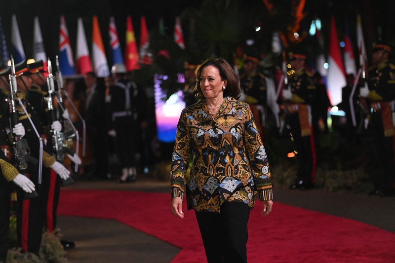 Presiden RI Joko Widodo dan Ibu Negara Iriana Joko Widodo disambut Menhub Budi Karya Sumadi dan Menkes Budi Gunadi Sadikin saat tiba di lokasi Gala Dinner KTT ke-43 ASEAN di Hutan Kota Plataran, Kompleks GBK Jakarta, Rabu (6/9/2023). (Dok: Media Center KTT Asean) Presiden RI Joko Widodo dan Ibu Negara Iriana Joko Widodo disambut Menhub Budi Karya Sumadi dan Menkes Budi Gunadi Sadikin saat tiba di lokasi Gala Dinner KTT ke-43 ASEAN di Hutan Kota Plataran, Kompleks GBK Jakarta, Rabu (6/9/2023). (Dok: Media Center KTT Asean)