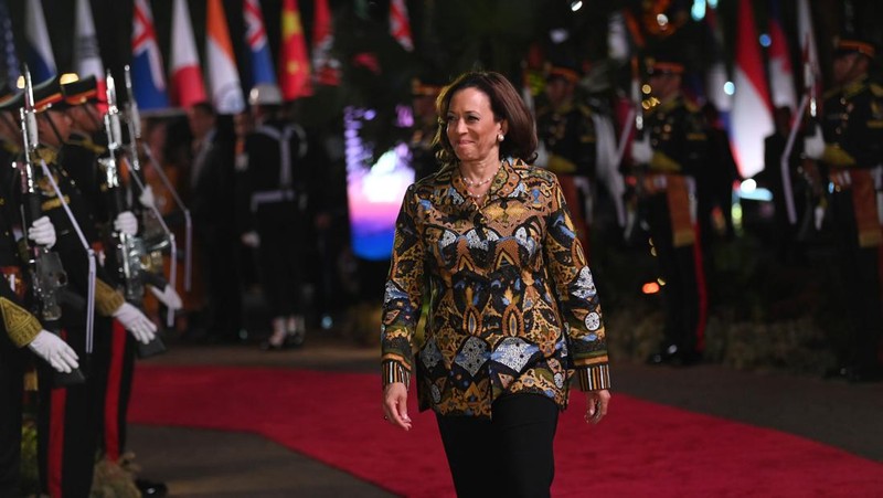 Presiden RI Joko Widodo dan Ibu Negara Iriana Joko Widodo disambut Menhub Budi Karya Sumadi dan Menkes Budi Gunadi Sadikin saat tiba di lokasi Gala Dinner KTT ke-43 ASEAN di Hutan Kota Plataran, Kompleks GBK Jakarta, Rabu (6/9/2023). (Dok: Media Center KTT Asean)