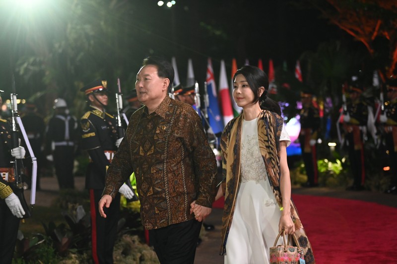 Presiden Joko Widodo didampingi Iriana Joko Widodo tiba di Hutan Kota by Plataran untuk mengikuti acara Gala dinner atau jamuan makan malam dalam serangkaian acara Konferensi Tingkat Tinggi (KTT) ASEAN pada Rabu malam (6/9/2023). (Tangkapan Layar youtube Kemkominfo TV)