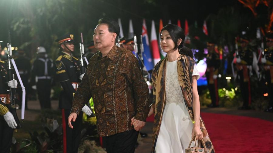 Presiden Joko Widodo didampingi Iriana Joko Widodo tiba di Hutan Kota by Plataran untuk mengikuti acara Gala dinner atau jamuan makan malam dalam serangkaian acara Konferensi Tingkat Tinggi (KTT) ASEAN pada Rabu malam (6/9/2023). (Tangkapan Layar youtube Kemkominfo TV)