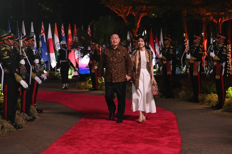 Presiden RI Joko Widodo dan Ibu Negara Iriana Joko Widodo disambut Menhub Budi Karya Sumadi dan Menkes Budi Gunadi Sadikin saat tiba di lokasi Gala Dinner KTT ke-43 ASEAN di Hutan Kota Plataran, Kompleks GBK Jakarta, Rabu (6/9/2023). (Dok: Media Center KTT Asean) Presiden RI Joko Widodo dan Ibu Negara Iriana Joko Widodo disambut Menhub Budi Karya Sumadi dan Menkes Budi Gunadi Sadikin saat tiba di lokasi Gala Dinner KTT ke-43 ASEAN di Hutan Kota Plataran, Kompleks GBK Jakarta, Rabu (6/9/2023). (Dok: Media Center KTT Asean)