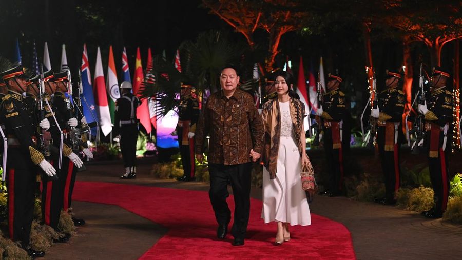 Presiden RI Joko Widodo dan Ibu Negara Iriana Joko Widodo disambut Menhub Budi Karya Sumadi dan Menkes Budi Gunadi Sadikin saat tiba di lokasi Gala Dinner KTT ke-43 ASEAN di Hutan Kota Plataran, Kompleks GBK Jakarta, Rabu (6/9/2023). (Dok: Media Center KTT Asean)