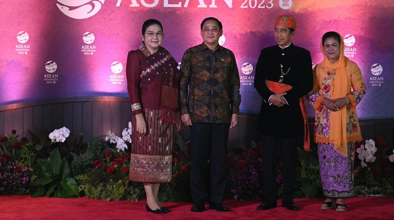 Presiden RI Joko Widodo dan Ibu Negara Iriana Joko Widodo disambut Menhub Budi Karya Sumadi dan Menkes Budi Gunadi Sadikin saat tiba di lokasi Gala Dinner KTT ke-43 ASEAN di Hutan Kota Plataran, Kompleks GBK Jakarta, Rabu (6/9/2023). (Dok: Media Center KTT Asean)