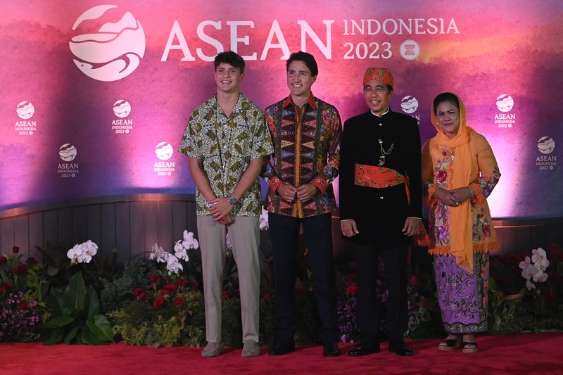 Presiden RI Joko Widodo dan Ibu Negara Iriana Joko Widodo disambut Menhub Budi Karya Sumadi dan Menkes Budi Gunadi Sadikin saat tiba di lokasi Gala Dinner KTT ke-43 ASEAN di Hutan Kota Plataran, Kompleks GBK Jakarta, Rabu (6/9/2023). (Dok: Media Center KTT Asean)